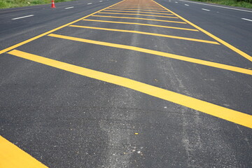Yellow traffic line Used to divide the traffic direction.