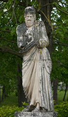 Obraz premium Statue of an old, bearded man resembling a greek philosopher with broken arms