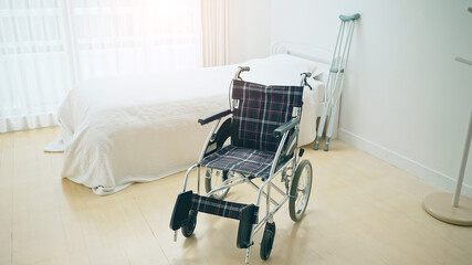 ベッドと車椅子　介護イメージ