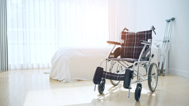 ベッドと車椅子　介護イメージ