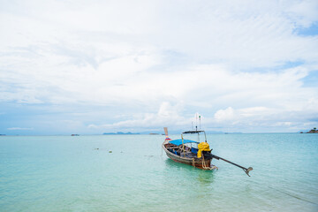 Obraz premium boat parking at Sunset beach of Lipe island, Thailand. Lipe island is known as Maldives of Thailand because there beautiful beach with clear sea water and fantastic coral reef