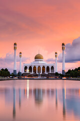 Fototapeta na wymiar central mosque of Songkhla with twilight sky, Thailand