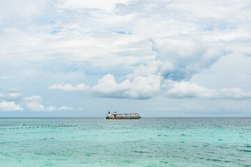 Obraz premium one ship floating in the middle of the ocean