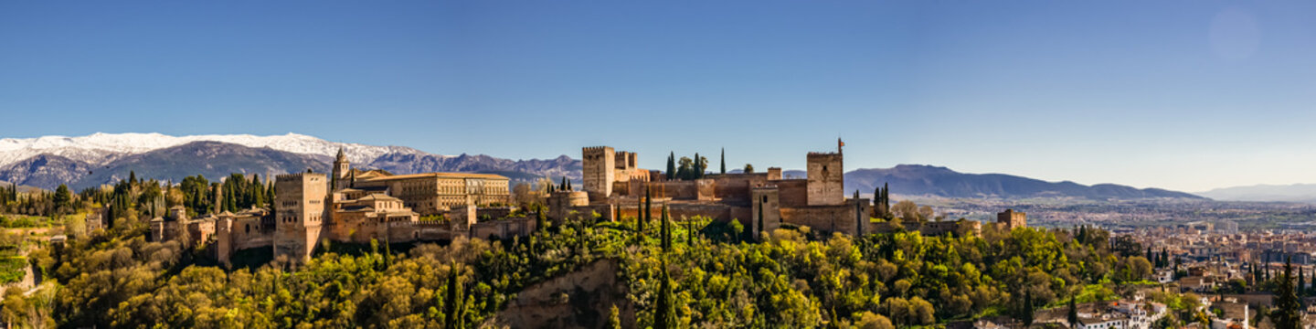Panorama Schnee und Palast Alhambra in Granada Spanien Andalusien