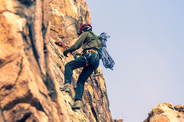 climber on training day rappelling - obrazy, fototapety, plakaty