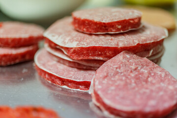 Hamburger di carne appena compattati e pressati e pronti per essere venduti o cotti