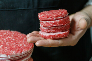 Hamburger di carne appena compattati e pressati e pronti per essere venduti o cotti