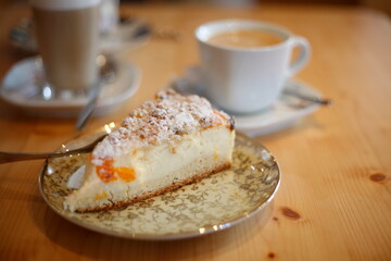 Stück Torte Fruchtstreuselkuchen auf einem Teller, Deutschland, Europa