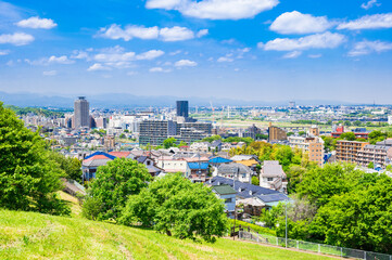 青空が広がる郊外の住宅地