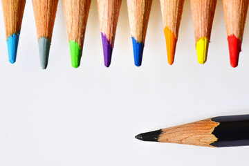 Obraz premium Top down view of neatly arranged tips of colored pencils.