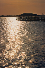 Obraz premium Bird watching in at the Melbourne beach pier in Florida at sunset on the Indian river