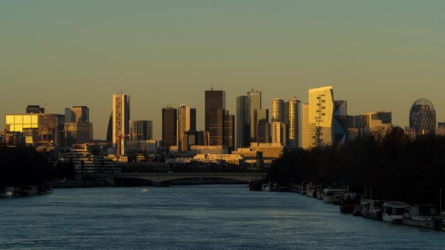 La D&eacute;fense au coucher de soleil surplombant la Seine