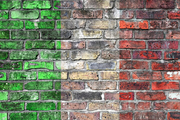レンガの壁に描かれた、イタリア国旗のデザイン