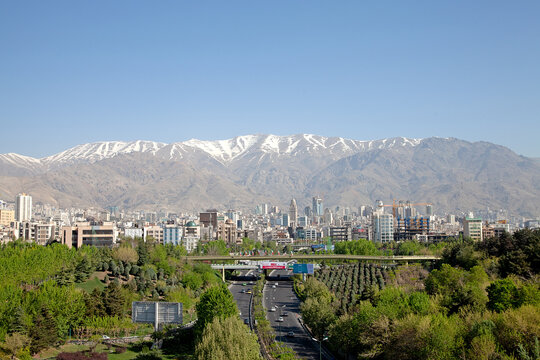 Aussicht von der Tabiat Br&uuml;cke auf die Stadt Tehran. Im Hintergrund ist die Elborz Gebirge zu sehen.