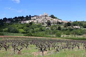 Ansicht vom Bergdorf Lacoste am Luberon in der Provence, Frankreich