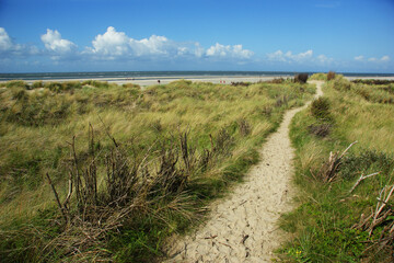 Dünenlandschaft auf Nordsee Insel mit  Himmel blau und Meer