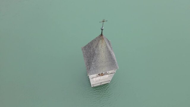 La guglia del campanile del lago di Resia