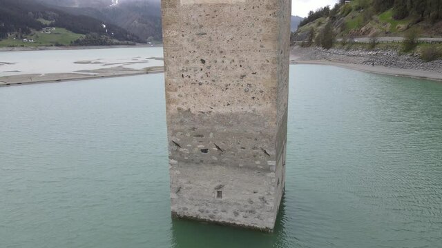 Il campanile si erge dal lago