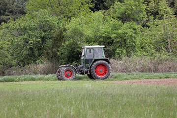 traktor auf dem acker in der natur