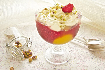 Tiramisù with raspberries and pistachios (ph. Archivio Collection)