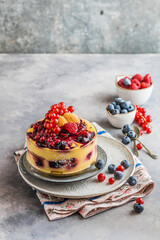 Tiramisù with saffron and berries (ph. Tiziana Molti)