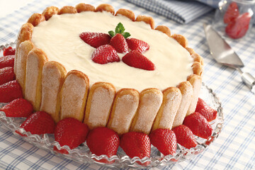 Tiramisù cake with strawberries (ph. Archivio Collection)