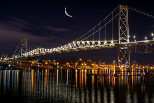 Herc&iacute;lio Luz Bridge with New Moon in Florian&oacute;polis, Santa Catarina - Brazil