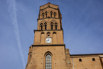 Fototapeta premium Gothic church of Saint Nicolas (XIV century) with octagonal tower is located in Saint Cyprien neighborhood on the west side of the Garonne River. Toulouse, Haute-Garonne, France. 