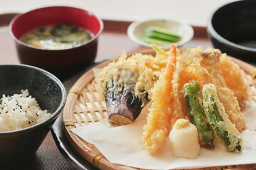 カラッと揚がったボリュームたっぷりの天ぷら定食