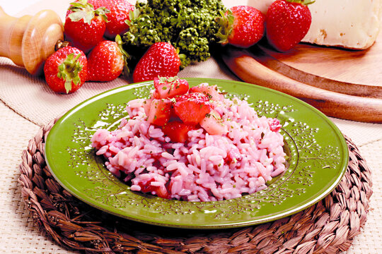 Risotto with strawberries and cheese (ph. Archivio Collection)