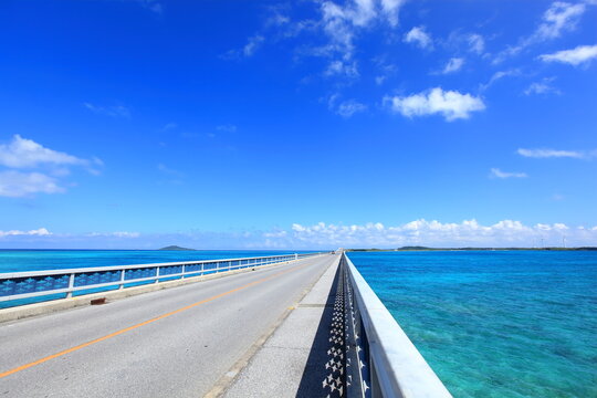 綺麗な海を渡る橋