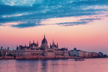 Fototapeta na wymiar Budapest Parliament and river