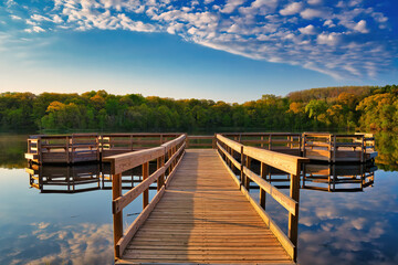 Obraz premium wooden bridge over lake