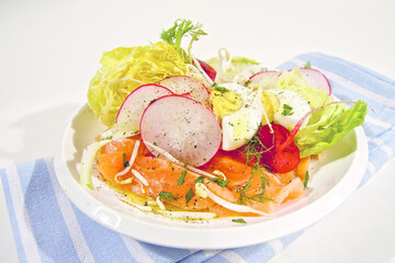 Lettuce and salmon salad (ph. Archivio Collection)