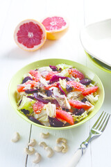 Beets salad with pink grapefruit radicchio salad and cashews (ph. Archivio Collection)