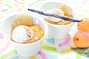 Apricots with ice cream (ph. Archivio Collection)