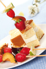 Sponge cake skewers with ice cream and fruit (ph. Archivio Collection)