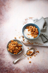Crumble with yogurt and dried fruit (ph. Marianna Franchi)