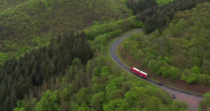 LKW f&auml;hrt Serpentine hoch - Logistik - Transport von Waren - Probleme Lieferverkehr