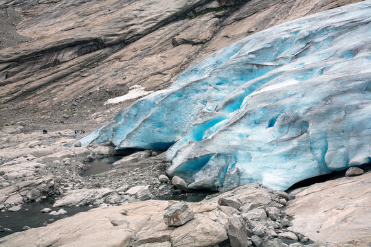 Die m&auml;chtige Gletscherzunge des Nigardsbreen Gletschers, Norwegen, mit kleiner Gruppe von Gletscherwanderern