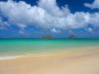 Fototapeta premium ハワイ、きれいな海のラニカイビーチとモクルア