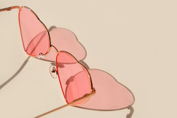 Obraz premium Trendy Pink sunglasses in the shape of a heart