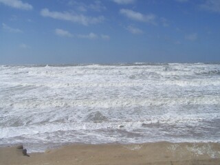 Storm-lashed sea off the coast of North Holland, the Netherlands Sturmgepeitschtes Meer vor der Küste von Nordholland, Niederlande
