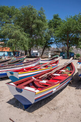 Coloridas barcas de pesca en la playa de Tarrafal en  la isla de Santiago en Cabo Verde