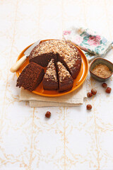 Chocolate cake with hazelnut crumble (ph. Marianna Franchi)