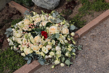 Blumenschmuck nach Beerdigung auf dem Friedhof