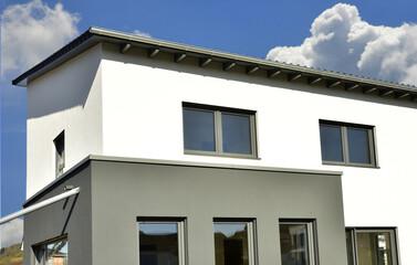 Fassade einer neu gebauten modernen Mehrfamilien-Wohnanlage