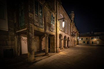 Edificios antiguos en ciudad de Pontevedra de noche	