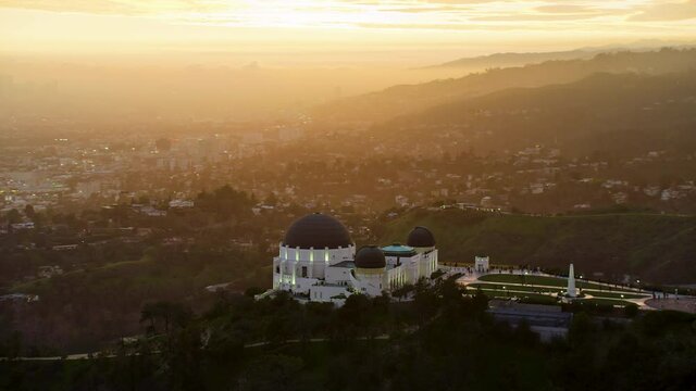 

Amazing view of the Griffith Observatory in Mount Hollywood. Los Angeles, California. Beautiful sky during sunset. Shot in 8K.