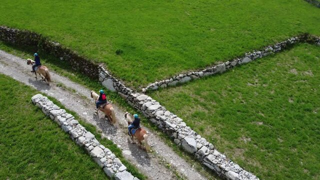 cavalcare gita  a cavallo andare a cavallo cavalli maneggio escursione cavallo 